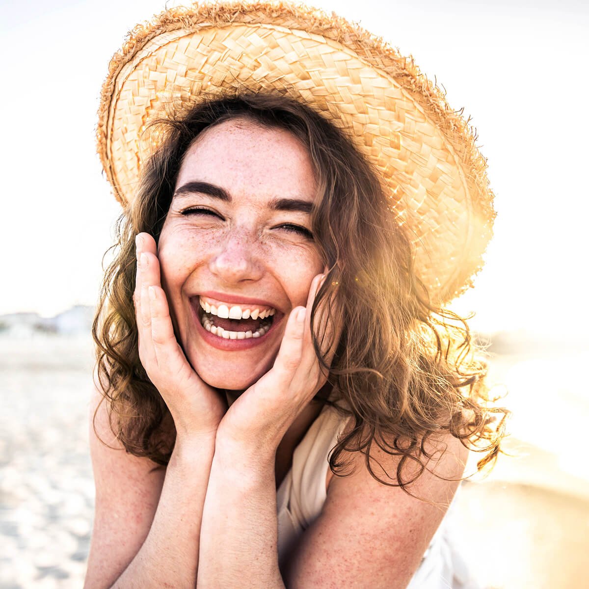 Mujer sonriendo con sombrero